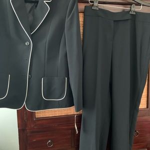 Navy  2 piece pantsuit Tahari arthur a Levine.